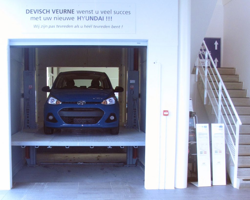 <p><strong>Devisch Veurne - Hyundai.</strong> <br />Elévateur hydraulique Omer pour le transport de véhicules vers la salle d'exposition à étage.</p>
