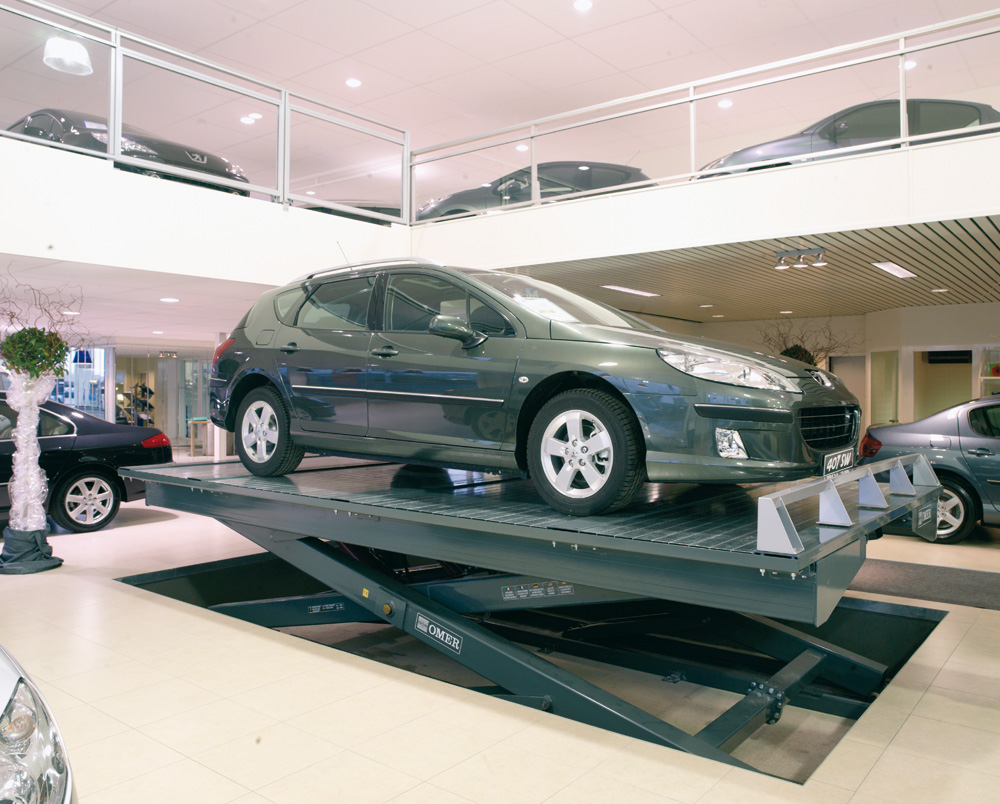 <p><strong>Schyns-Eupen</strong> - Peugeot<br />Plate-forme type ciseaux pour transporter les véhicules à l’étage de la salle d’exposition.</p>