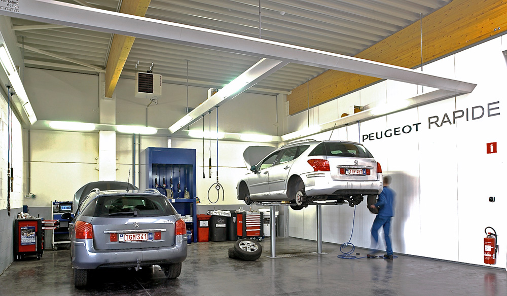 <p>Peugeot Rapide met Autop tweelinghefbruggen en centrale productenverdeelkast volgens Peugeot normen</p>