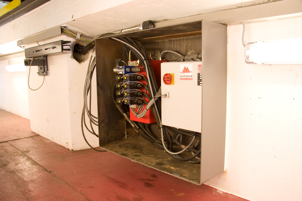 <p>Sur la même fosse que celle du banc de freinage, un détecteur de jeu Fuchs a été installé (à droite l’unité hydraulique et électrique).</p>