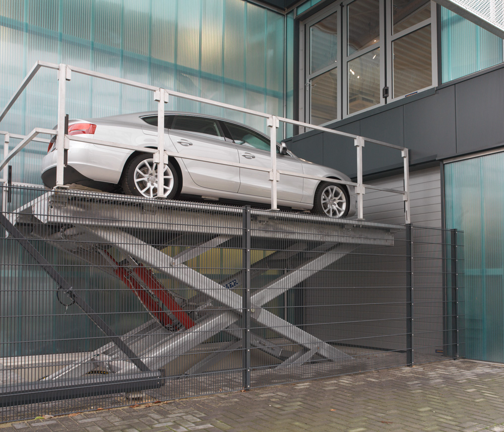 <p><strong>Deckx Team - Turnhout</strong><br />Omer Rex 30. Installation extérieure + galvanisée + balustrade démontable. <br />L’ascenseur, levant une voiture sur une hauteur de 4 m et visible de la rue est un point d’attraction et d’attention unique.</p>