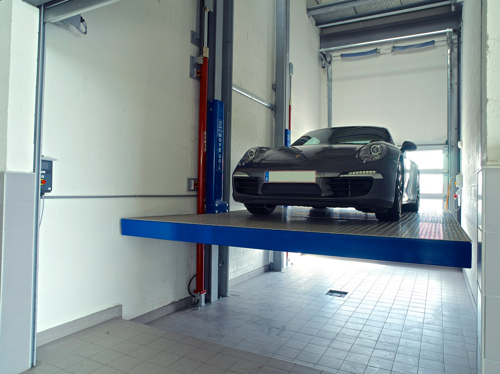 <p><strong>Porsche Centre Knokke-Heist<br /></strong>Omer Move 30 3T - transporte les véhicules jusqu'au parking sécurisé en toiture.</p>