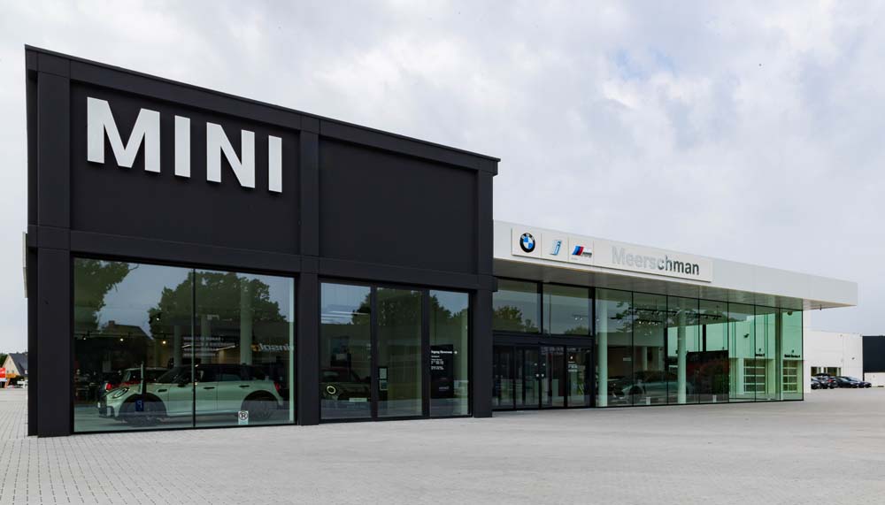 Salles d'exposition séparées pour les véhicules BMW et la gamme Mini.